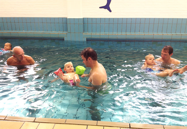 Ouder en kind zwemmen